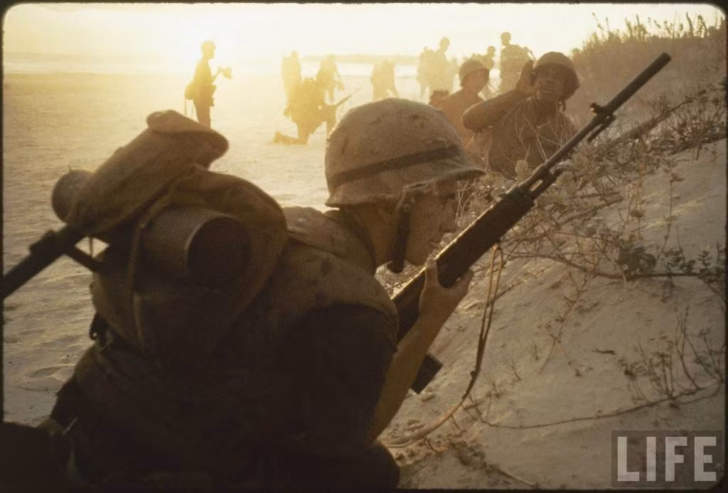Thời gian đầu của cuộc chiến, khẩu M14 đã tỏ ra khá ngang ngửa với khẩu AK-47 được phía ta sử dụng cả về tầm bắn, độ sát thương và đặc biệt là độ chính xác. Nguồn ảnh: Life.