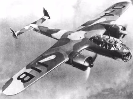 Có phi hành đoàn chỉ ba người, máy bay Dornier Do 217 của Đức có chiều dài 18,20 mét, sải cảnh 19 mét và cao 5 mét. Tổng diện tích mặt cánh của Dornier Do 217 vào khoảng 57 mét vuông. Nguồn ảnh: Aircraftww2.