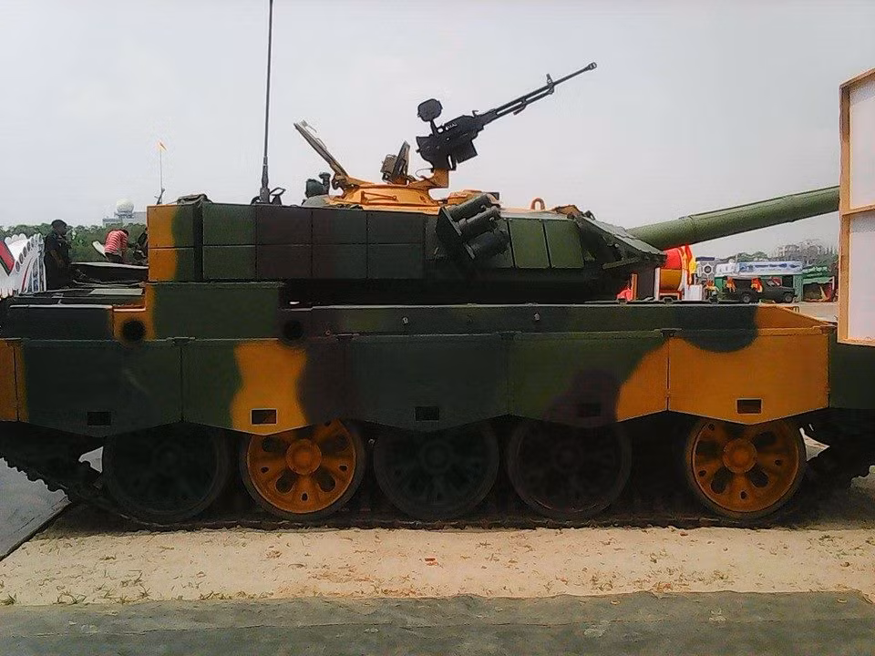 Động cơ của xe tăng chủ lực chiến trường Type 59 cũng sẽ được nâng cấp với công suất thực khoảng 800 mã lực và số vòng quay tối đa đạt 1400 vòng/phút, đảm bảo chiếc xe này có khả năng vượt địa hình tốt nhất có thể so với phiên bản gốc. Nguồn ảnh: Bangladeshmil.
