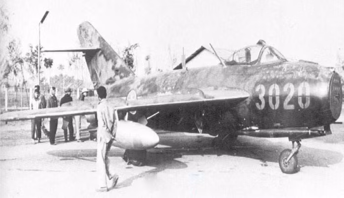 Từ đầu những năm 1964, đơn vị chiến đấu đầu tiên của Không quân Việt Nam với phiên hiệu Trung Đoàn 921 đã được ra đời với biên chế ban đầu bao gồm 36 tiêm kích MiG-17F. Nguồn ảnh: TL