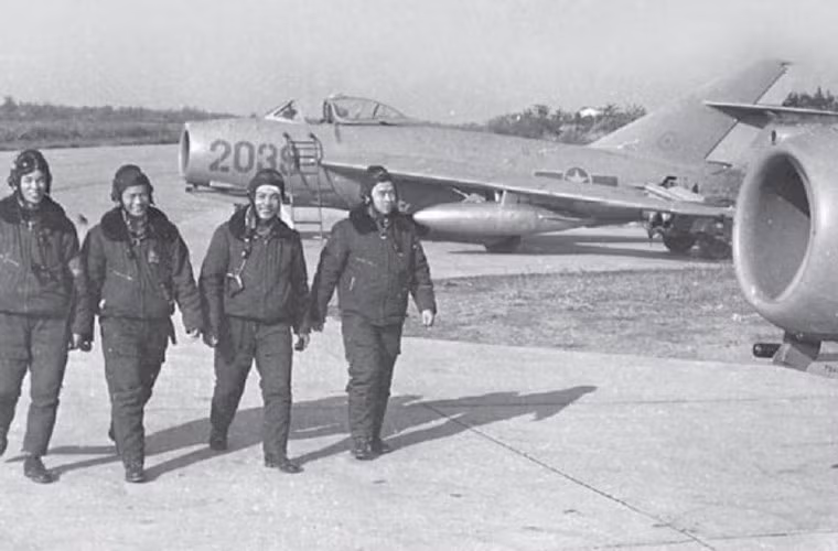 MiG-17 là loại chiến đấu cơ cận âm, được xếp vào hàng tiêm kích nhưng mục đích thiết kế ban đầu của MiG-17 lại là bắn hạ các máy bay ném bom của đối phương, chứ không phải tham gia hỗn chiến với các tiêm kích khác của địch. Nguồn ảnh: TL.
