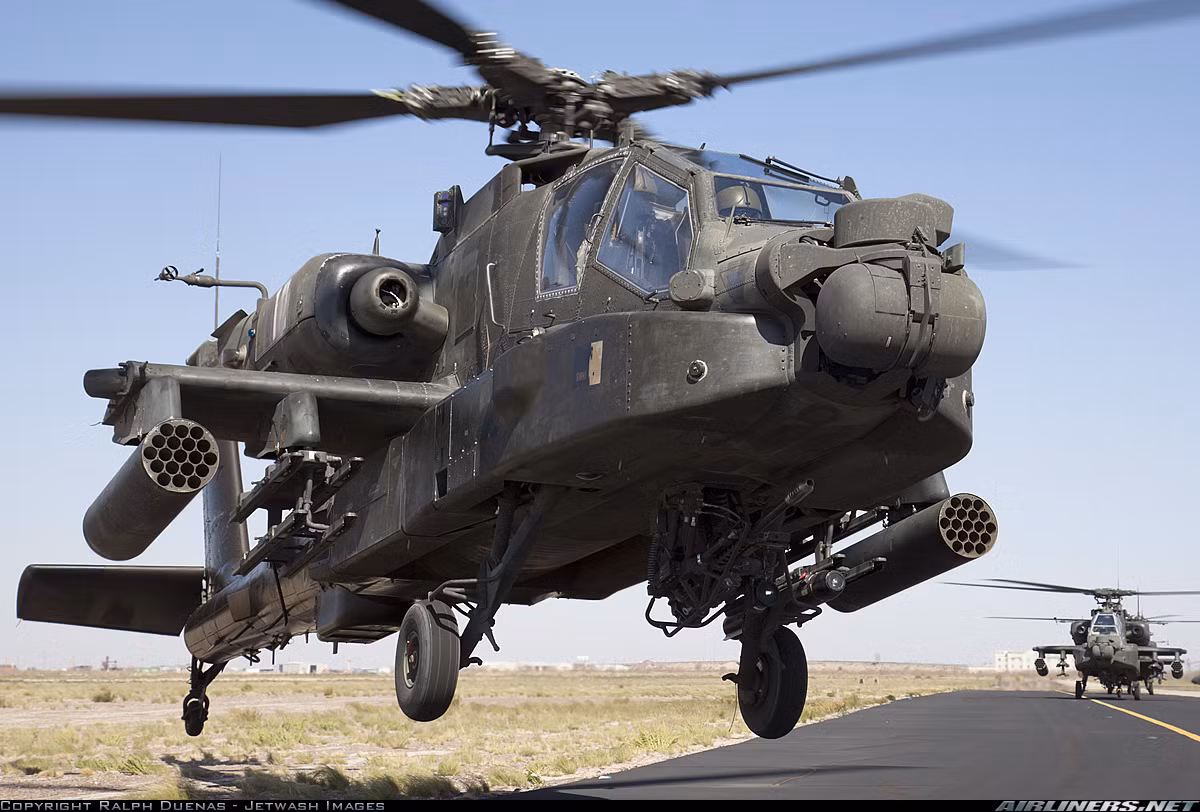 Trực thăng tấn công AH-64D được trang bị hệ thống cảm biến nâng cấp vượt trội do so với các phiên bản trước đó, đặc biệt là hệ thống kiểm soát mục tiêu, cho phép nó theo dõi 128 mục tiêu và khai hỏa tấn công 16 mục tiêu cùng lúc. Nguồn ảnh: Airliners.