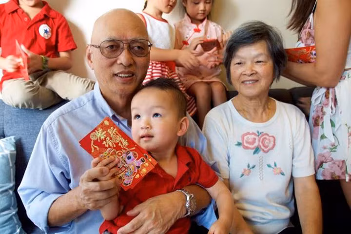 Người châu Á thường lì xì (mừng tuổi) cho người già hoặc trẻ em trong dịp đầu xuân năm mới với quan niệm mang lại may mắn cho cả năm. Ảnh: ABC News.