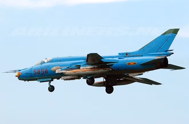 Thậm chí, phiên bản tiêm kích bom Su-22M4/UM3 của Việt Nam còn tiếp tục được nâng cấp, nâng niên hạn sử dụng lên nhiều năm nữa thay vì niên hạn khuyến cáo của nhà sản xuất. Nguồn ảnh: Airliners.