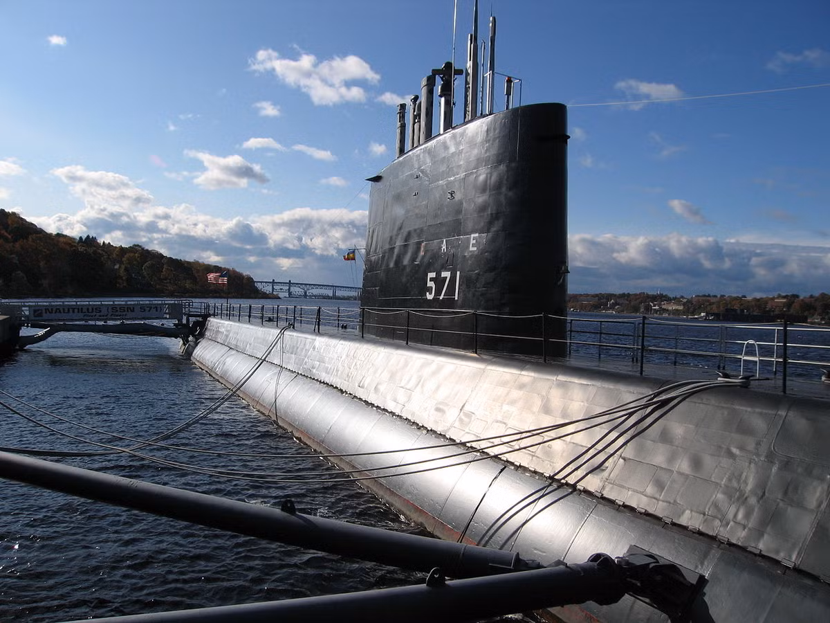 Tới năm 1980, tàu ngầm hạt nhân USS Nautilus chính thức bị loại biên ra khỏi lực lượng Hải quân Mỹ và bị xóa sổ đăng bạ. Nguồn ảnh: Wiki.