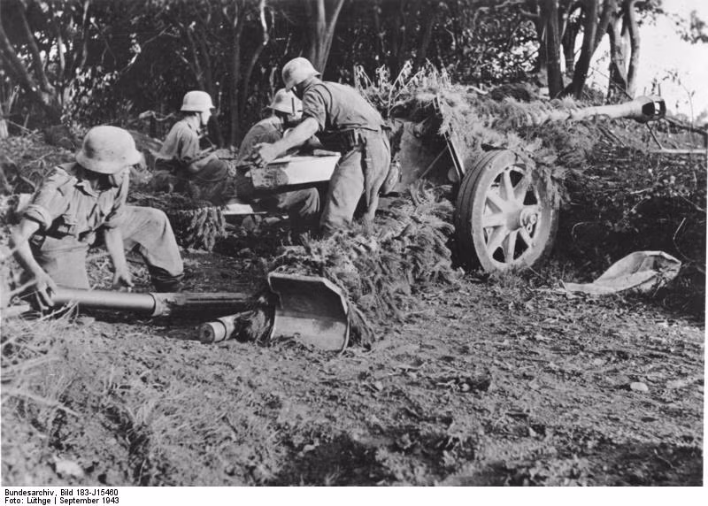 Mỗi viên đạn của Pak 40 - tùy từng loại sẽ có trọng lượng từ 4,05 kg tới 6,8 kg. Theo thử nghiệm với đạn xuyên phá, ở khoảng cách 500 mét và giáp nghiêng 90 độ thép đồng chất, khẩu pháo này có thể xuyên phá tới 154mm thép. Nguồn ảnh: Luthge.