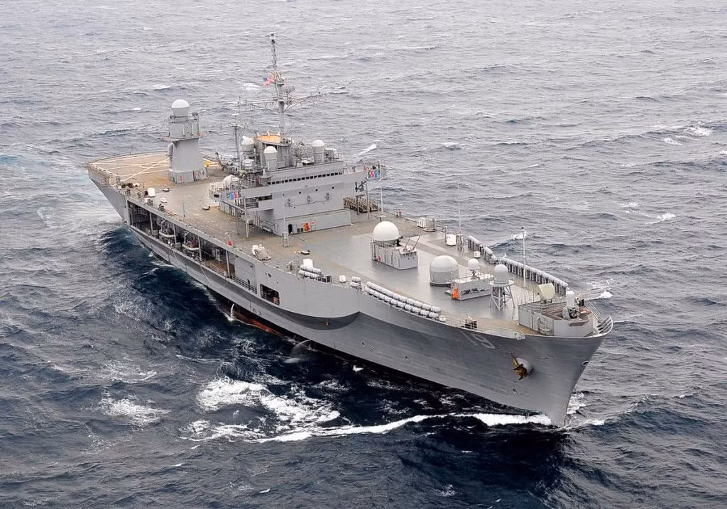 Vũ khí của tàu USS Blue Ridge là không đáng kể, chỉ bao gồm một số loại pháo phòng không tầm gần Mk-15 Phalanx, pháo hạm Bushmaster 25mm và các súng máy 12,7 mm. Các loại vũ khí này chủ yếu được USS Blue Ridge sử dụng vào mục đích phòng thủ chứ khó có thể gây tổn hại cho các tàu chiến khác của đối phương. Nguồn ảnh: Naval.