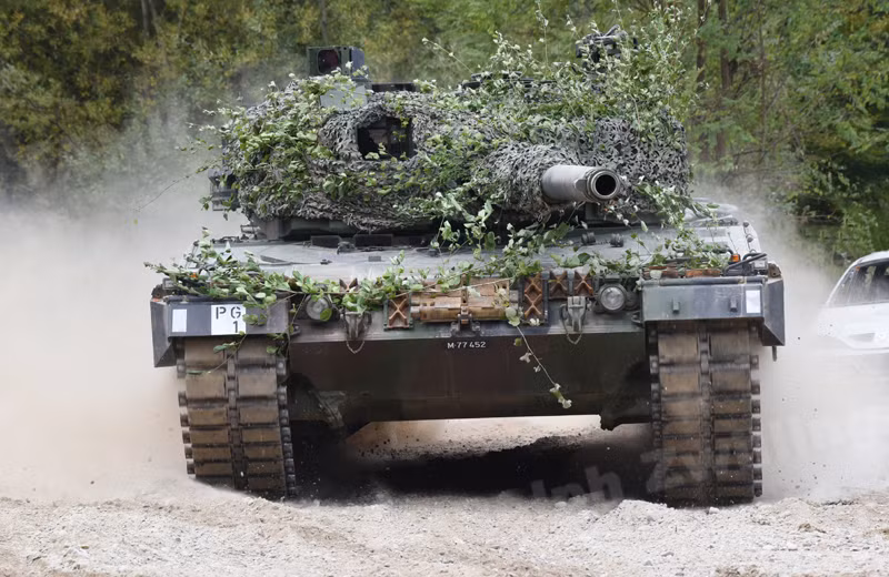 Xe cũng được trang bị một khẩu pháo nòng trơn loại 120mm Rheinmetall L/55 với cơ số đạn dự trữ 42 viên. Ngoài ra, Panzer 87 còn có khả năng dự trữ tối đa 1200 lít nhiên liệu, cho phép nó hoạt động được trong bán kính tối đa 550 km. Nguồn ảnh: Zvall.