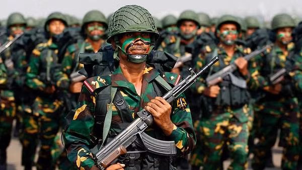 Cụ thể, nghĩa vụ quân sự ở Bangladesh kéo dài từ 1 tới 3 năm tùy theo từng lực lượng. Độ tuổi tổng động viên của quốc gia này nằm trong khoảng từ 19 tới 49 tuổi. Nguồn ảnh: Military.