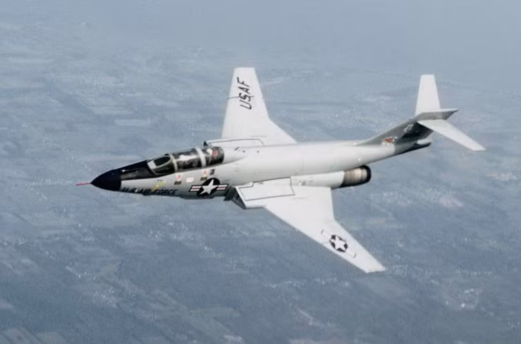  Tầm hoạt động tối đa của tiêm kích F-101 Voodoo là 2450 km - dài hơn nhiều so với các loại tiêm kích tương tự cùng thời. Trần bay của nó lên tới 17.800 mét và có thể mang được 4 tên lửa AIM-4 hoặc 2 tên lửa mang đầu đạn hạt nhân AIR-2 Genie cùng với hệ thống điều khiển hỏa lực Hughes MG-13. Nguồn ảnh: Airforce. 