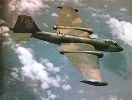 Tiíc độ lớn nhất mà máy bay ném bom B-57 có thể đạt được là 960 km/h ở độ cao 760 mét khi không mang theo vũ khí. Tốc độ bay đường trường khoảng 760 km/h và tốc độ tối thiểu là 200 km/h. Nguồn ảnh: Flickr.