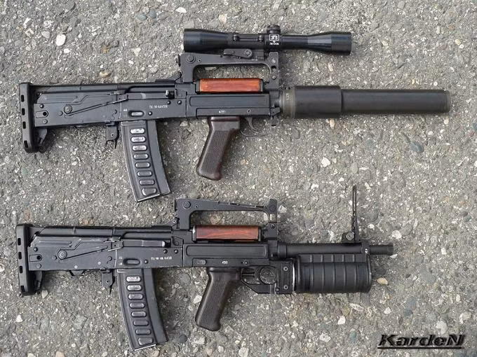 Các phiên bản Groza có thể được trang bị kèm nòng giảm thanh hoặc súng phóng lựu GP-25/30 ở dưới nòng súng. Tuy nhiên, nếu muốn tháo - lắp giảm thanh cho khẩu súng này, người lính phải cần thiết bị để thay cả nòng súng do nòng súng mặc định ban đầu của Groza hoàn toàn không có ren để xoáy giảm thanh vào. Nguồn ảnh: Karden.