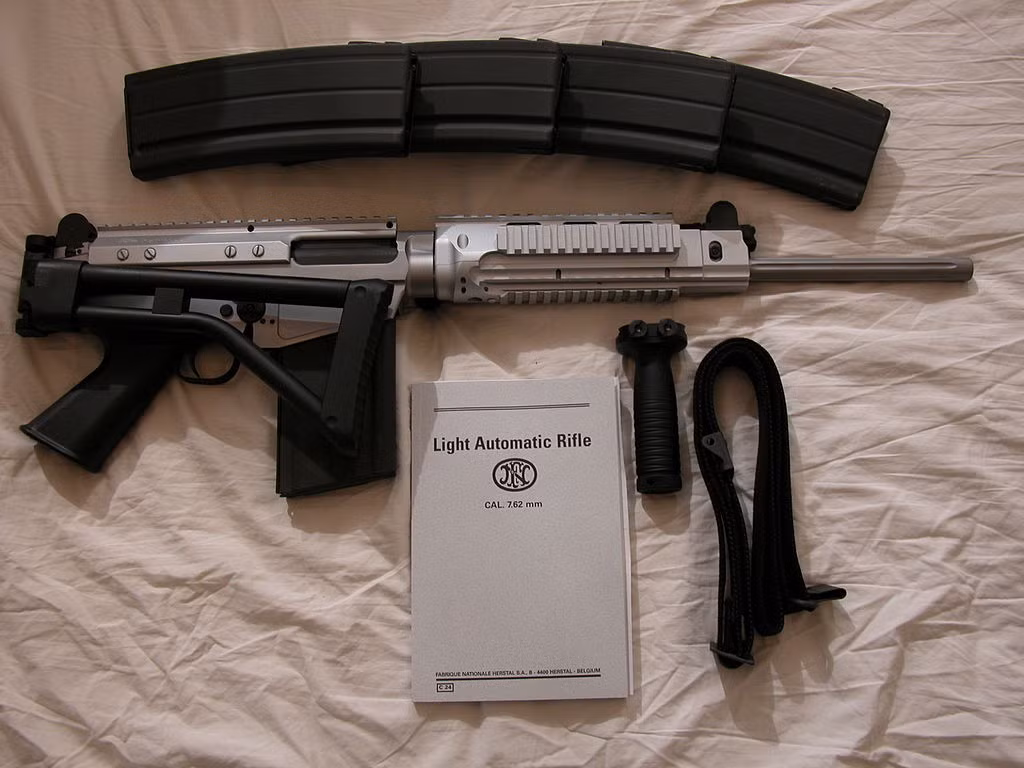 Tổng cộng đã có 2 triệu khẩu FN FAL được sản xuất, xuất hiện trong mọi cuộc xung đột trên khắp thế giới kể từ khi nó ra đời tới nay. Hiện tại khẩu súng này vẫn đang tiếp tục được sản xuất mới và có ít nhất bốn quốc gia đang tiếp tục sản xuất và bán loại súng này trên khắp thế giới. Nguồn ảnh: Wiki.