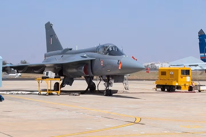 Tejas thực hiện chuyến bay đầu tiên vào năm 2001. Việc phát triển máy bay hoàn thành vào năm 2013.