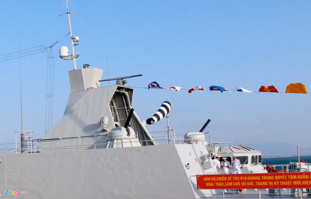Hai tàu chiến có trang bị vũ khí chống ngầm, nét khác biệt so với 2 chiến hạm Gepard 3.9 trước đó (011 Đinh Tiên Hoàng và 012 Lý Thái Tổ). Tàu có thể hoạt động tác chiến độc lập hoặc trong đội hình biên đội tàu chiến thuật. Gepard 3.9 có chiều dài 102,4 m, rộng 14,4 m, mớn nước 5,6 m, lượng giãn nước toàn tải 2.200 tấn, tốc độ tối đa 29 hải lý/h (53 km/h), phạm vi hoạt động 7.000 km, thời gian hoạt động liên tục trên biển 15 ngày, thủy thủ đoàn 98 người.