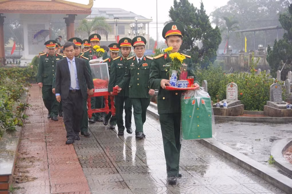 Quang Tri to chuc Le truy dieu, an tang 8 hai cot liet si