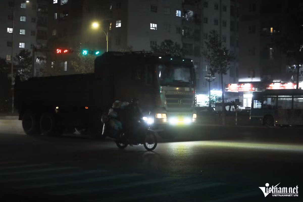 Anh Nguyễn Viết Dương (trú tại huyện Thanh Oai, Hà Nội) cho biết, khi đi trước ô tô tải sử dụng đèn siêu sáng thì bị ánh sáng hắt vào gương rồi rọi vào mặt khiến điều khiển xe gặp nhiều khó khăn, tiềm ẩn nguy cơ tai nạn giao thông.