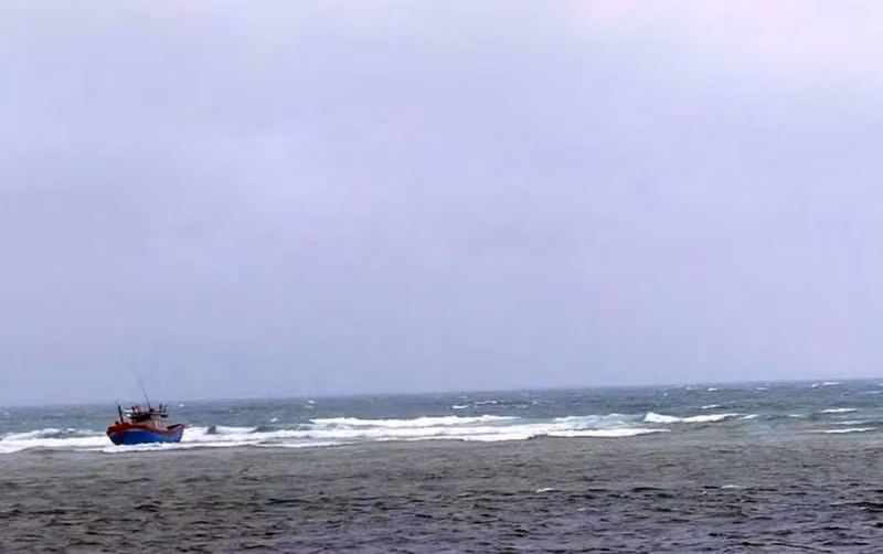Hai tàu cá gặp nạn trên biển, một ngư dân Hà Tĩnh mất tích Hai tau ca gap nan tren bien, mot ngu dan Ha Tinh mat tich