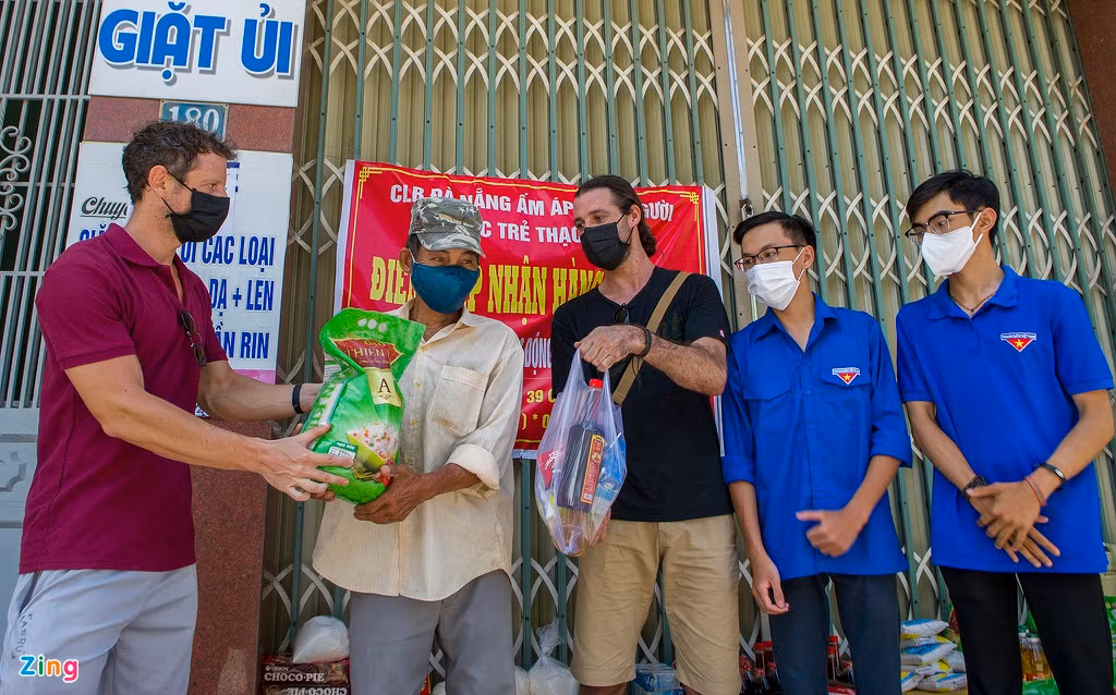 Nhóm bạn trao quà cho ông Định, một người dân tạm trú tại quận Hải Châu. Những phần quà không trực tiếp trao tặng, Michael Harris và nhóm bạn sẽ gửi lại cho các thành viên câu lạc bộ trẻ Thạch Thang (thuộc Đoàn TNCS Hồ Chí Minh phường Thạch Thang) giữ và trao dần cho người dân.