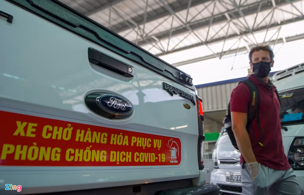 Nhóm bạn được một chủ xe ở Đà Nẵng cho mượn ôtô vận chuyển hàng hóa đến địa điểm trao trên đường Lê Duẩn, cách 5 km.