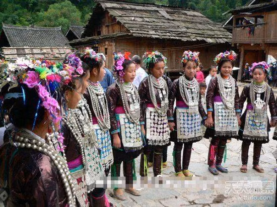  Làng kế hoạch hóa gia đình: Làng Zhanli, tỉnh Quý Châu: Nơi đây nổi tiếng với những nỗ lực ổn định dân số rất thành công. Ngôi làng có 720 người vào năm 1950 và vào năm 1988, con số là 721 người. Trong mười năm qua, chỉ có thêm 10 cư dân mới sinh. Tỷ lệ gia tăng dân số gần bằng 0 vô thời hạn, do tất cả các gia đình đều tuân thủ nghiêm ngặt các chính sách kế hoạch hóa gia đình.
