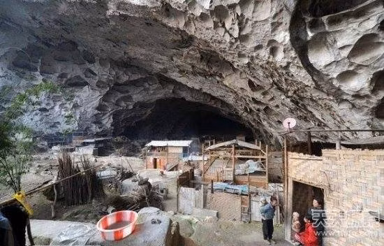  Bộ tộc thượng cổ cuối cùng ở Trung Quốc: Dongmiaozhai ở huyện Tử Vân, tỉnh Quý Châu: Đây được cho là cộng đồng thượng cổ cuối cùng ở Trung Quốc, hoặc thậm chí ở châu Á. Hiện vẫn còn 21 gia đình sống bên trong hang động. Cư dân đầu tiên chuyển đến đó để thoát khỏi bọn cướp.