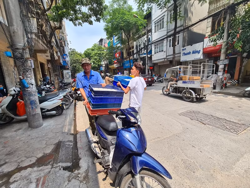 Các loại bánh Trung thu liên tục được vận chuyển đến cơ sở.