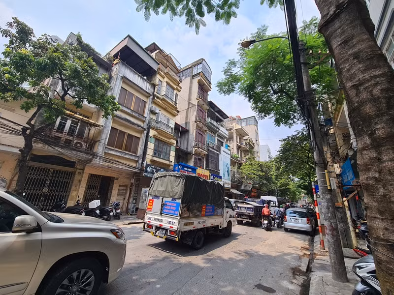 Do lượng người tập trung đông đúc mua bánh Trung thu ở hai cơ sở B.P, nên giao thông tại tuyến đường Thụy Khuê thỉnh thoảng bị ùn tắc.