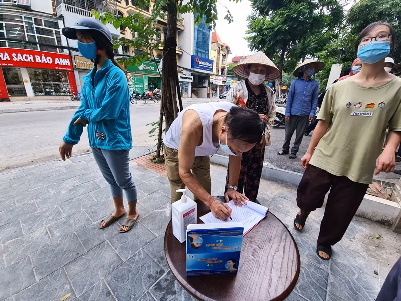Mọi người đều cảm thấy vui vẻ khi thực hiện theo yêu cầu phòng dịch.