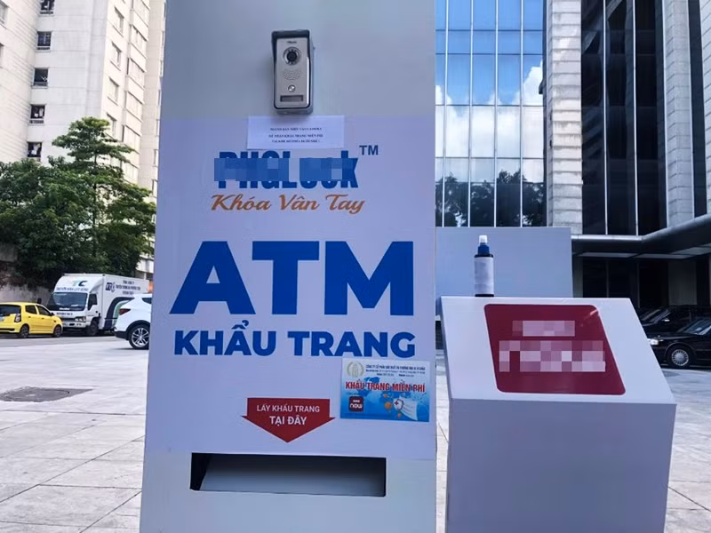 Cây "ATM khẩu trang" này được áp dụng công nghệ mở khóa từ xa, phục vụ người dân từ 8h đến 17h các ngày thứ hai, ba, tư hàng tuần. Đến ngày 23/9/2020, cây mới dừng hoạt động.