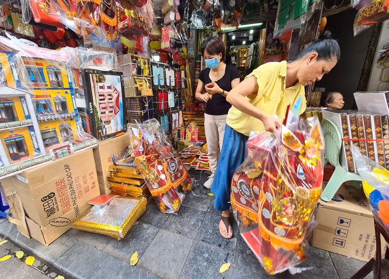 Một số người bán cho biết, năm nay do ảnh hưởng của dịch bệnh COVID-19 nên lượng người đến đây mua hàng mã để cúng rằm tháng 7 ít hẳn so với mọi năm.
