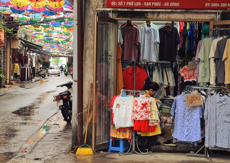 Những tấm biển thanh lý với giá 100 nghìn đồng xuất hiện nhan nhản.