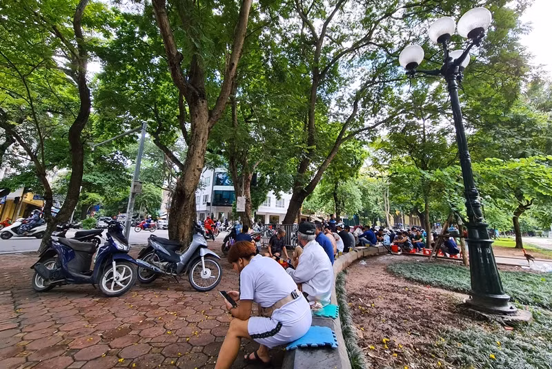 Dịch bệnh COVID-19 đang diễn biến phức tạp, tuy nhiên những người ngồi đây vẫn phớt lờ lệnh đeo khẩu trang nơi công cộng, thờ ơ với dịch bệnh. Được biết, UBND TP Hà Nội đã có lệnh xử phạt hành chính đối với những người không đeo khẩu trang nơi công cộng.