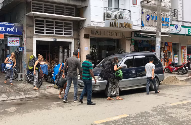 Từ ngày 20/8, khi phố đi bộ Bùi Viện chính thức đi vào hoạt động, các cơ sở kinh doanh tại đây được phép bày bán trên toàn bộ phần vỉa hè, không được tràn xuống lòng đường. Khu vực lòng đường hoàn toàn dành cho du khách, người đi bộ.