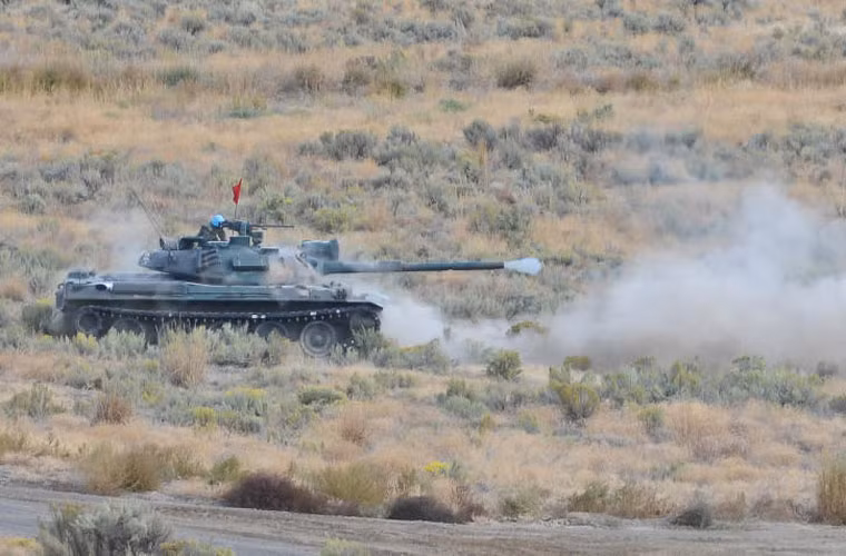 Type 74 khai hỏa pháo chính 105mm.
