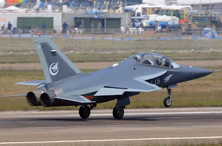 Không chỉ bán động cơ, chính quyền Ukraine thân phương Tây năm 2014 đã có ý định hợp tác cùng sản xuất máy bay tấn công L-15 dùng hệ thống điện tử của Ukraine. Nếu thương vụ này thành công thì có thể khẳng định rằng Trung Quốc trong tương lai rất có thể sẽ bán động cơ vũ khí ngược lại cho Ukraine.