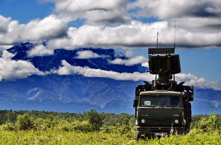 Với hai kênh dẫn đường độc lập (radar và quang - điện) cho phép Pantsir-S1 tấn công 2-4 mục tiêu cùng lúc, tối đa có thể tới 10-12 mục tiêu/phút.