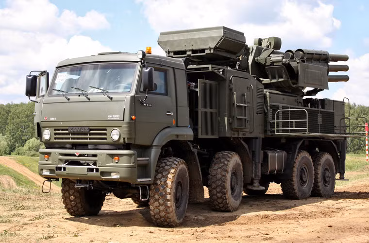 Động thái triển khai các tổ hợp phòng không hiện đại Pantsir-S1 dường như là hành động mang tính thận trọng của người Nga trước mối đe dọa của phiến quân IS khi mà sân bay này chỉ cách khu vực IS hoạt động khoảng 40km. Dù cho IS hiện hoàn toàn không có các máy bay hay trực thăng chiến đấu, nhưng chúng có sở hữu một số loại tên lửa chính xác cao. Và đó có thể là mục tiêu tác chiến của Pantsir-S1 tại Syria.