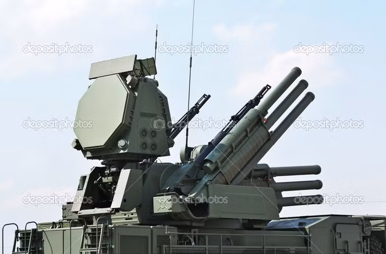 Ngoài radar, Pantsir-S1 còn được trang bị kênh quang - điện với khí tài đo xa hồng ngoại và nhiệt ảnh, bao gồm bộ vi xử lý tín hiệu kĩ thuật số và theo dõi mục tiêu tự động.