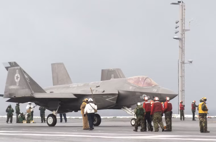 Phiên bản F-35C dành cho hải quân sẽ có cánh lớn hơn và gấp được, diện tích các cánh điều khiển lớn hơn nhằm giúp điều khiển dễ dàng ở tốc độ thấp, và hệ thống hạ cánh chắc chắn hơn để chịu tải trọng khi hạ cánh trên hàng không mẫu hạm. Diện tích cánh lớn hơn giúp gia tăng tầm bay và tải trọng, tầm bay đạt gấp đôi F/A-18C Hornet với nhiên liệu chứa bên trong, đạt đến mức tương đương với máy bay F/A-18E/F Super Hornet vốn nặng hơn nhiều.