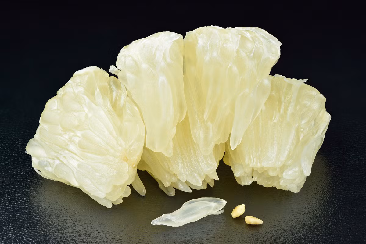 Ngoài ra, trong nghiên cứu khác, naringenin - một trong những chất chống oxy hóa chính trong bưởi - đã được chứng minh là có thể tiêu diệt các tế bào ung thư tuyến tiền liệt và tuyến tụy, cũng như làm chậm sự lây lan của ung thư phổi. Ảnh: Wikipedia.