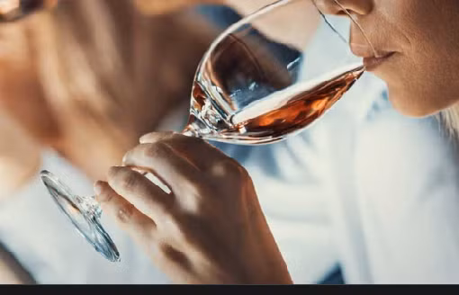 Theo giáo sư Patel, kết quả thật đáng kinh ngạc. Nhóm nghiên cứu phát hiện trong các mẫu tủy xương mang tế bào máu thiếu enzym ALDH2, chỉ một liều ethanol đã gây ra sự tích tụ acetaldehyd làm hỏng ADN nghiêm trọng. Ảnh: HL.
