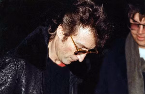 Hình ảnh cuối cùng của John Lennon (bên trái ảnh) - thủ lĩnh nhóm nhạc huyền thoại The Beatles ký tặng người hâm mộ có tên Mark David Chapman (bên phải ảnh). Tuy nhiên, John Lennon không bao giờ ngờ được rằng Mark David Chapman chính là kẻ sau này bắn chết mình tối ngày 8/12/1980.