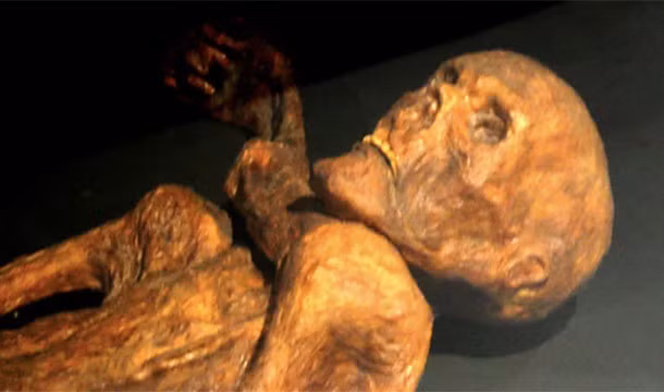 Xác ướp băng Otzi được phát hiện vào năm 1991 trên dãy núi Alps, thuộc phần biên giới của nước Áo và Italy. Kể từ khi phát hiện đến nay, các chuyên gia phát hiện 61 hình xăm trên thi thể này. Theo các chuyên gia, những hình xăm này có thể được tạo ra bằng cách tạo những vết rạch trên da và cọ xát vào trong than.