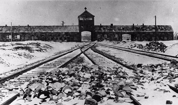 Stanislawa Zambrzyska - nữ hộ sinh ở trại tập trung Auschwitz đánh dấu những đứa trẻ mới sinh bằng những hình xăm nhỏ mà lính canh SS không phát hiện. Dựa vào hình xăm đó, những bà mẹ sẽ biết đứa trẻ nào là con của họ.