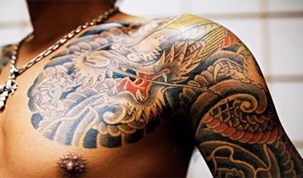 Tại Nhật Bản, một số bãi biển và các địa điểm tắm nước nóng (onsen) trên cả nước cấm những người có hình xăm, thậm chí đó chỉ là một hình xăm nhỏ trên mắt cá tay, cổ tay, dưới bắp tay và nách. Nguyên nhân của tình trạng này là do những người có hình xăm thường là Yakuza (Yakuza có nghĩa là tội phạm - hành nghề từ buôn bán ma túy, mại dâm, cờ bạc, cho vay nặng lãi...) hoặc tội phạm thế giới ngầm. Hầu hết các nhà tắm công cộng đều cấm những người có hình xăm tắm chung với những người khác.