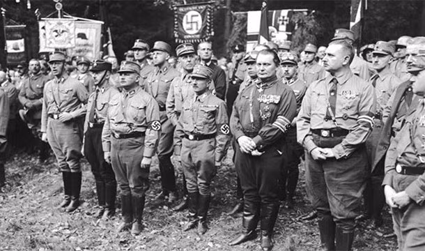 Trong Chiến tranh thế giới 2, các thành viên thuộc lực lượng vũ trang khét tiếng Waffen - SS của Đức Quốc xã thường xăm tên nhóm máu của bản thân trên cơ thể để đề phòng trong trường hợp bị mất ý thức do bị thương có thể được cấp cứu kịp thời.