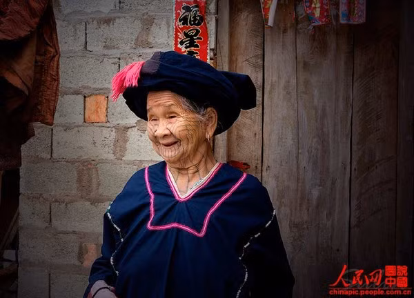 Theo quan niệm của người dân tộc Lê, Trung Quốc, xăm mình là cách tưởng nhớ đến những người mẹ của họ. Theo đó, người phụ nữ không có bất cứ hình xăm nào trên người sẽ không được tổ tiên công nhận. Họ bắt đầu xăm mình từ năm 12 tuổi.