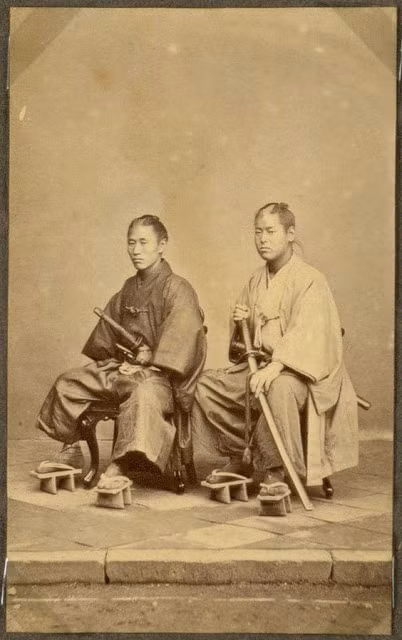 Thanh kiếm katana là khá dài nhưng có bản khá nhỏ, hơi cong, một lưỡi, giúp samurai có thể rút kiếm ra khỏi vỏ và sử dụng hiệu quả chỉ trong một động tác.