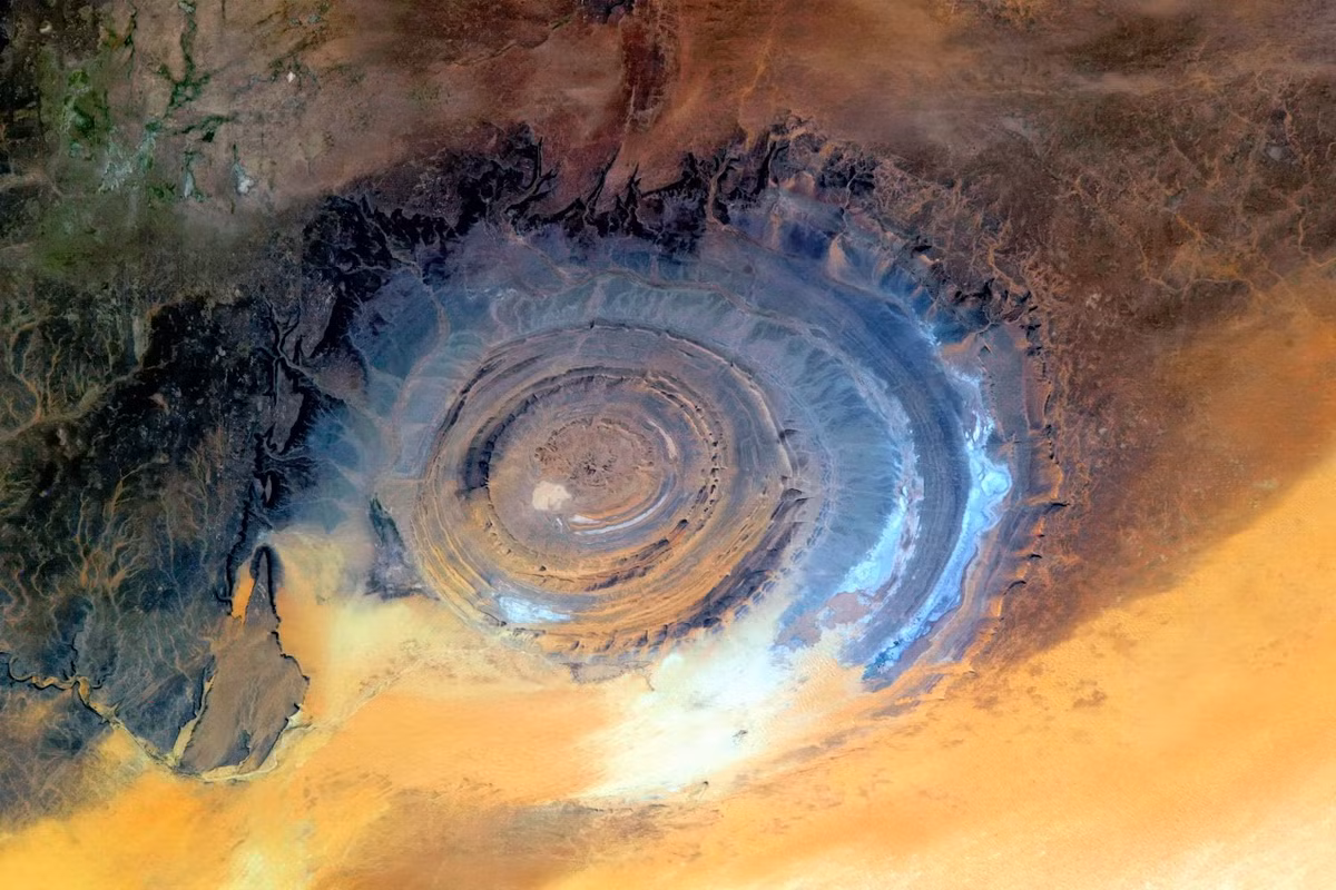 Vòng xoáy Richat ở Mauritania là một trong những bí ẩn lớn nhất của nhân loại. Cho đến nay, các chuyên gia chưa thể lý giải được những bí ẩn liên quan đến kiến trúc cấu đá tạo thành vòng xoáy kỳ lạ này.